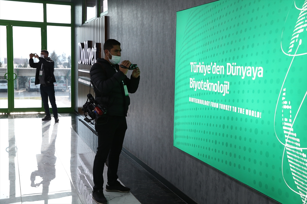 Şanlıurfa'daki TURKOVAC üretim tesisi gazetecilere tanıtıldı
