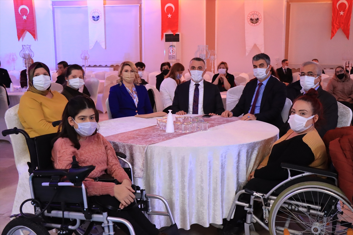Şarkıcı Metin Şentürk, engellilere moral için Kırklareli'nde konser verdi