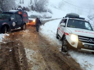 SİİRT (AA) – Siirt'in Pervari ilçesinde kar ve tipi nedeniyle