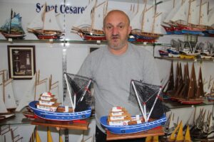 SİNOP (AA) – Sinop'ta el yapımı olarak üretilen kotralar (gemi