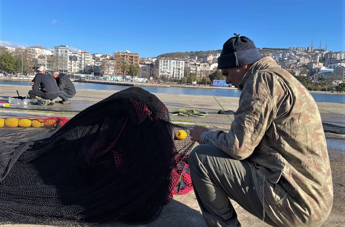 Sinop'ta balıkçılar meteorolojinin fırtına uyarısı üzerine denize açılmadı