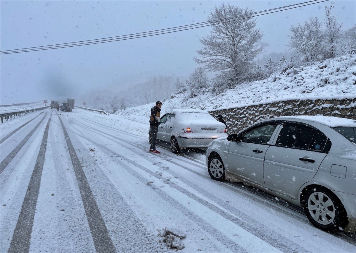 Sinop'ta kar yağışı trafikte aksamalara neden oluyor