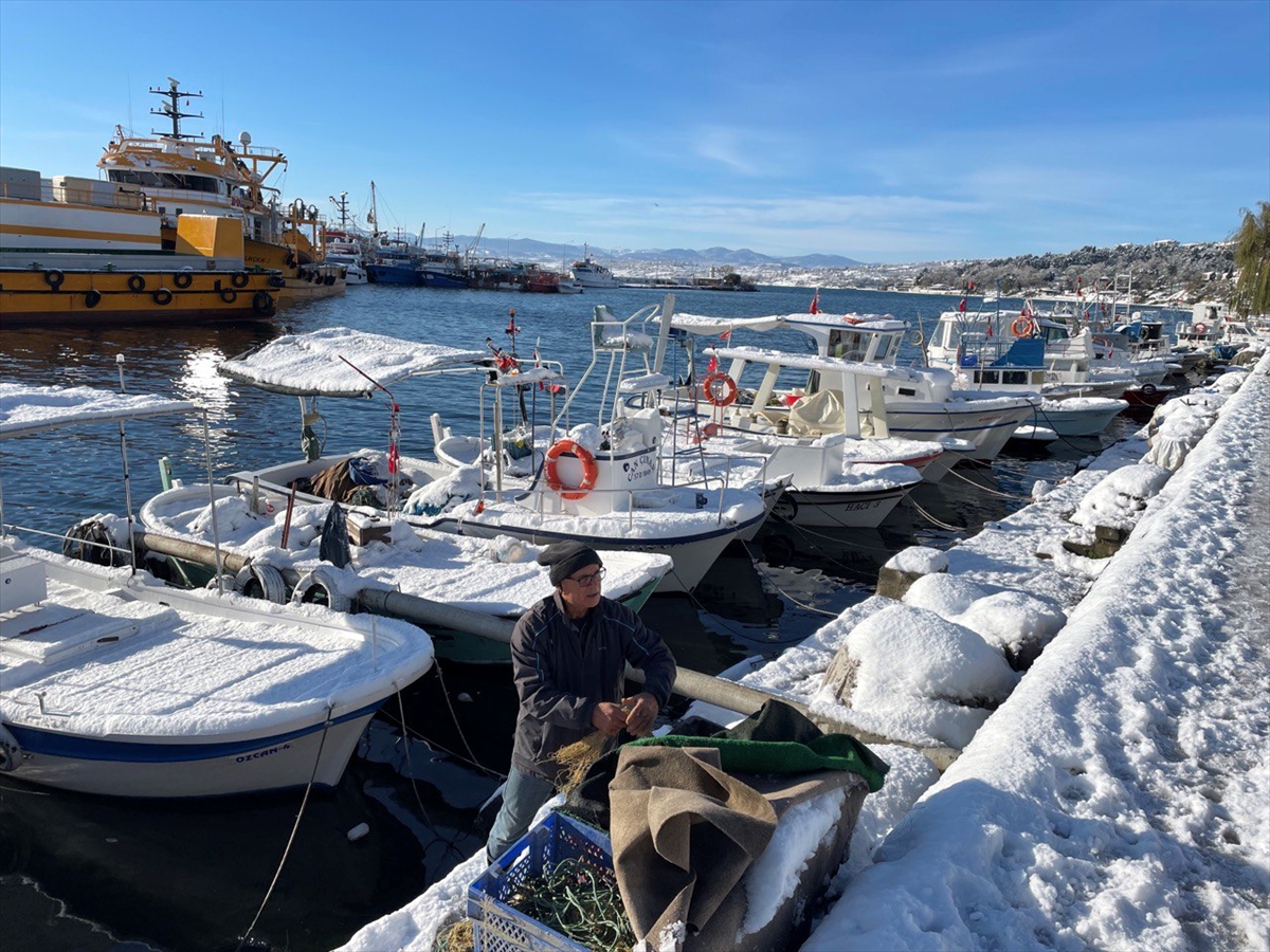Sinop'ta kar yağışının ardından balıkçı tekneleri beyaza büründü