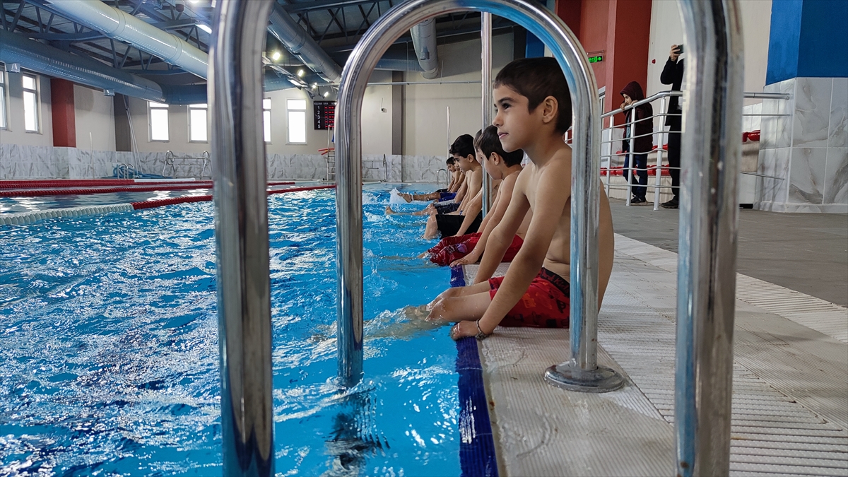 Şırnak'ta havuzla tanışan köy çocuklarına yüzme eğitimi veriliyor