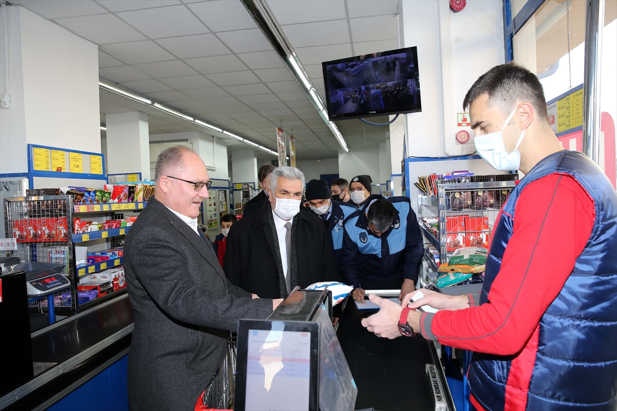 Sivas Belediye Başkanı Bilgin, markette alışveriş yapıp fiyatları denetledi