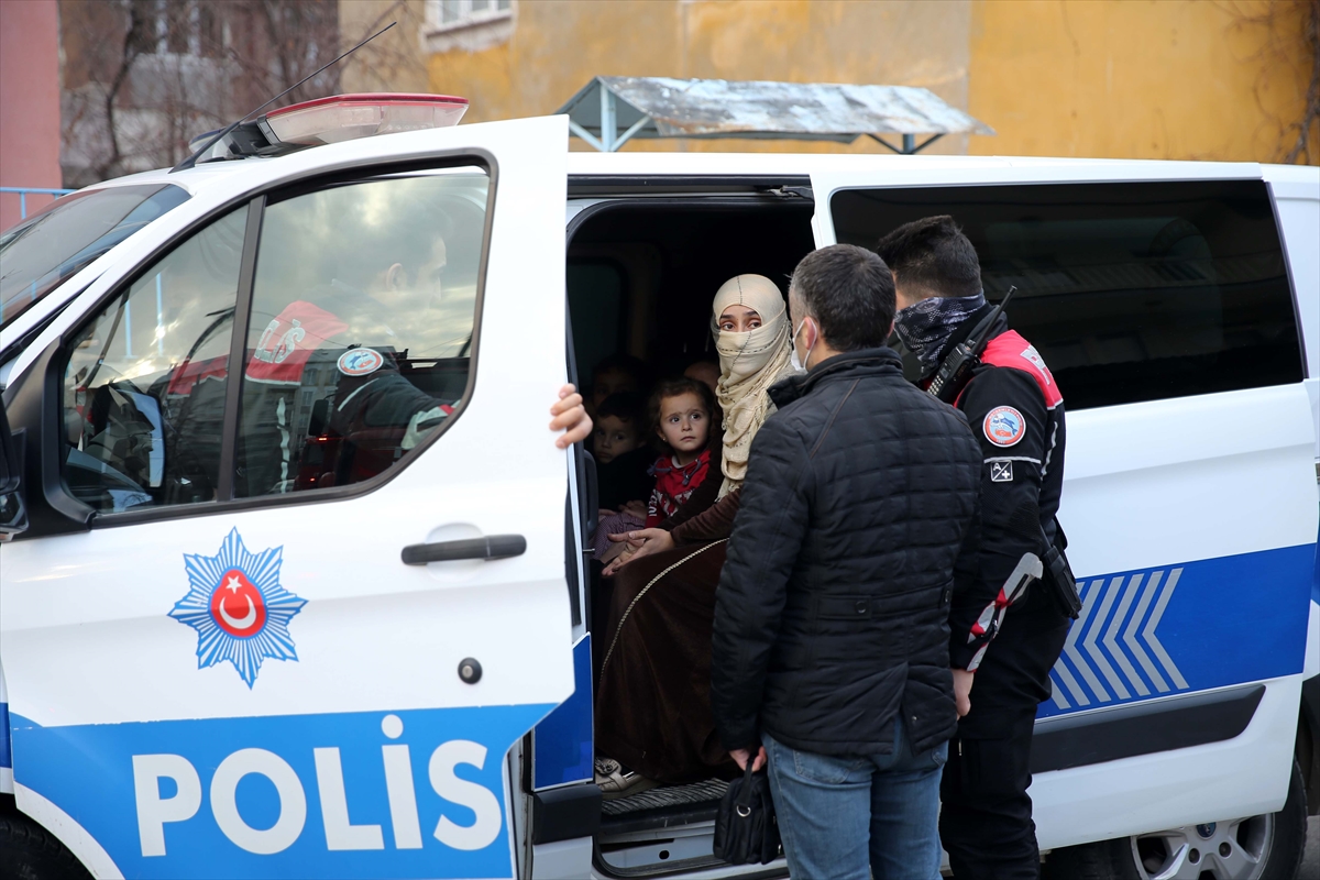 Sivas'ta çatısı yanan evden tahliye edilen çocuklara polis şefkati