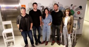 - Zıt kutuplarda yaşayan iki kız kardeşin babalarıyla yaşadıkları çalkantılı