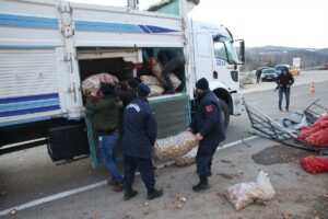 - Kamyonetten yola saçılan soğan ve patates çuvalları, jandarma ekiplerinin