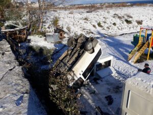 TRABZON (AA) – Trabzon'un Akçaabat ilçesinde minibüsün buzlu yolda şarampole