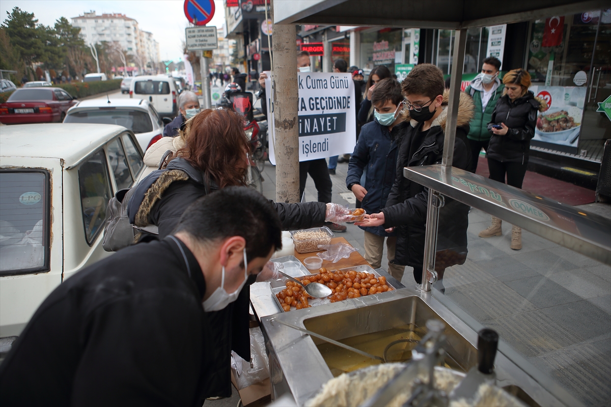 Trafik kazalarına dikkati çekmek için babasının öldüğü yerde lokma dağıttı