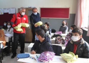 ELAZIĞ (AA) – Türk Kızılay Elazığ Şubesi, "Minik Eller Üşümesin