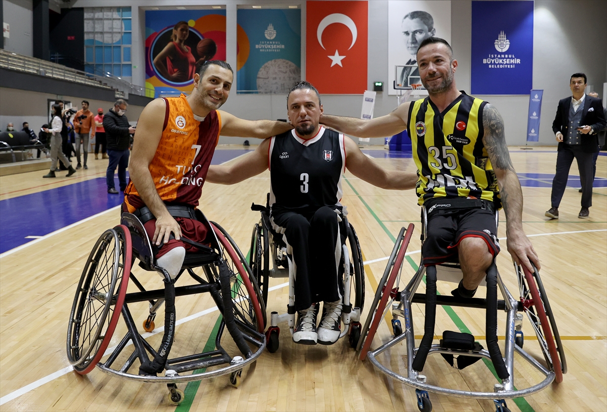 “Üç Büyükler” Dünya Engelliler Günü'nde dostluk maçında karşılaştı