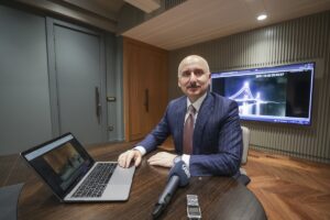 - "Karaismailoğlu "İstanbul ve hilal", "Yangından kaçış" ve "Savaşın yıkamadığı