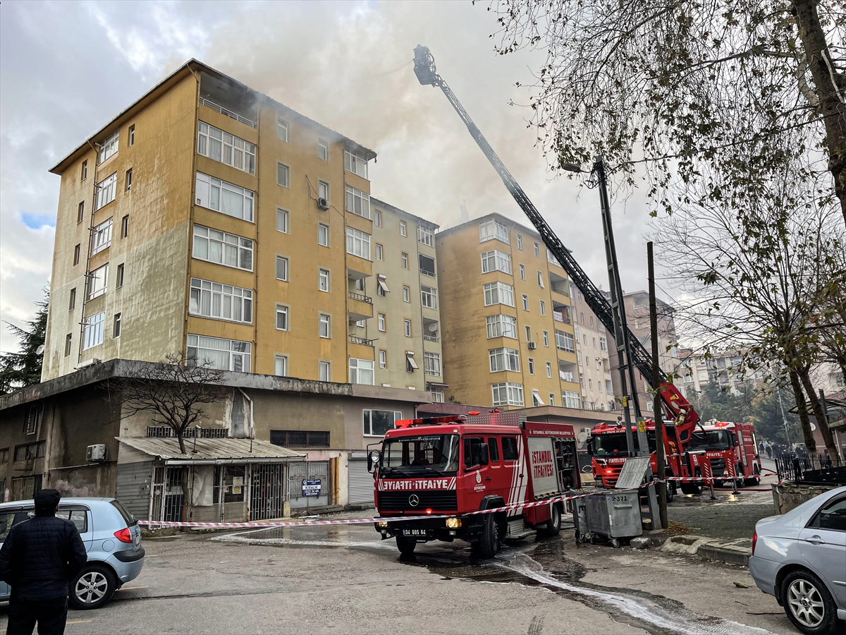 Ümraniye'de bir sitenin çatısında çıkan yangın söndürüldü