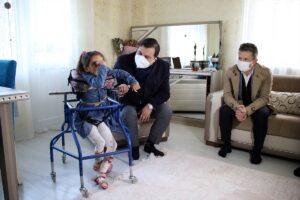 UŞAK (AA) – Uşak'ta doğuştan çok sayıda hastalığı nedeniyle yürüyemeyen