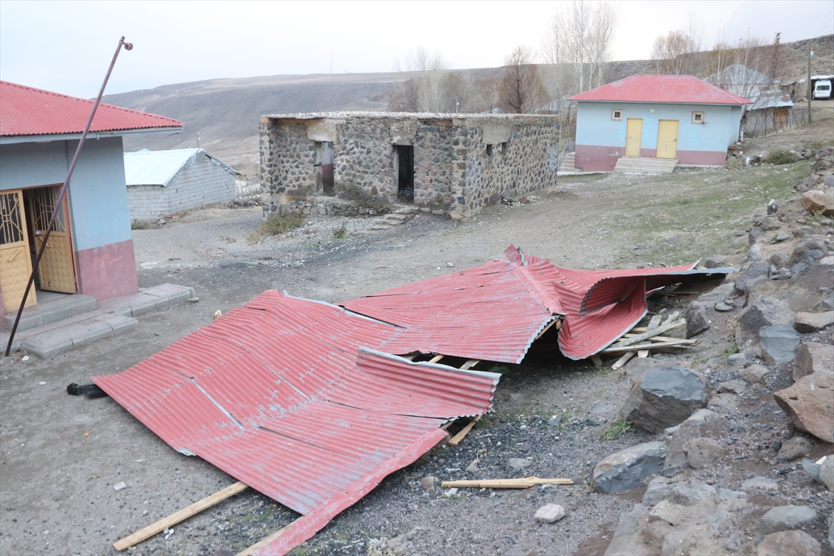 Van'da şiddetli rüzgar okulun çatısını uçurdu