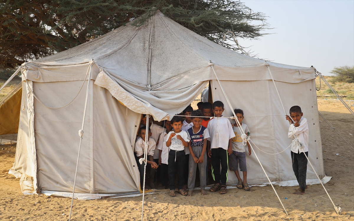 Yemen'de çatışmalar nedeniyle okulları yıkılan öğrenciler çadırlarda eğitim görüyor