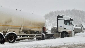 BOLU (AA) – Bolu'da etkili olan yoğun kar yağışı, Nallıhan