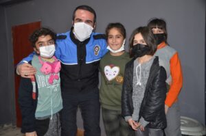 HAKKARİ (AA) – Hakkari'nin Yüksekova ilçesinde ortaokul öğrencilerinin, polislere olan