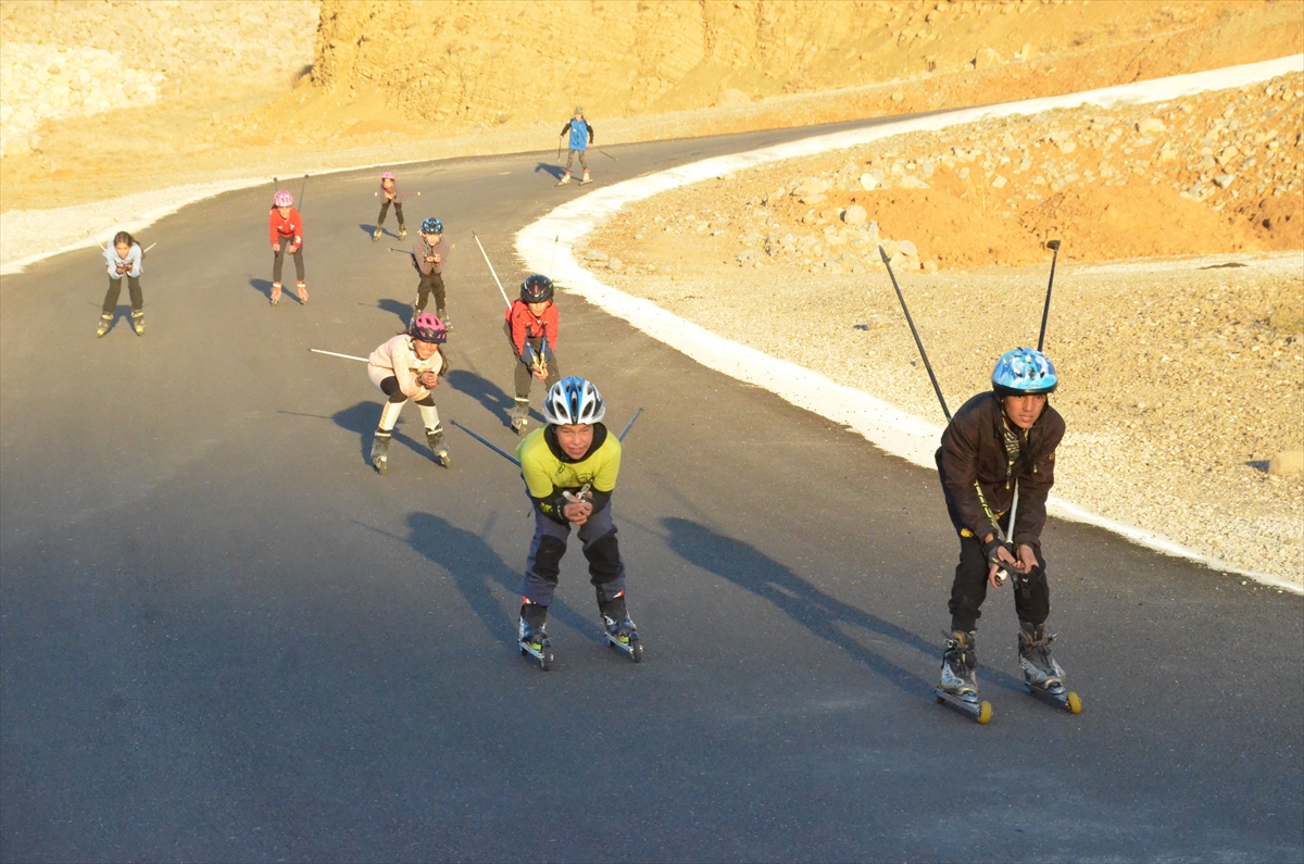 Yüksekovalı ortaokul öğrencileri kayakta milli forma hedefi için ter döküyor