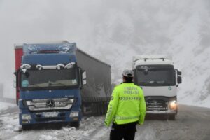 GÜMÜŞHANE (AA) – Zigana Dağı'nda etkili olan kar dolayısıyla zaman