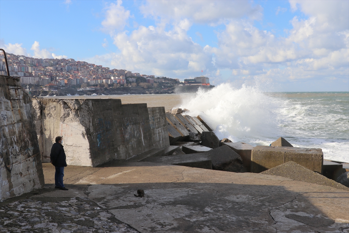 Zonguldak'ta rüzgar nedeniyle dalgalar mendireği aştı