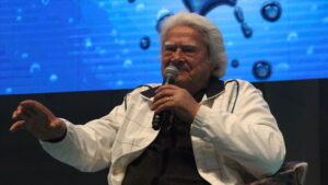 Birçok filmde yakın dostu Fatma Girik ile birlikte oynayan ünlü