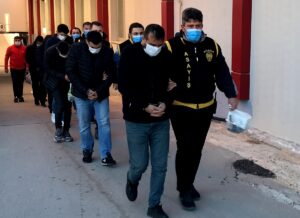 - Şüphelilerin kendilerini polis ve savcı olarak tanıtarak 8 ilde