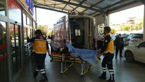 ADANA (AA) – Adana'nın Kozan ilçesinde otomobilin devrilerek istinat duvarına