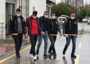 ADANA (AA) – Adana'da iki kişinin cep telefonunu yankesicilik yöntemiyle