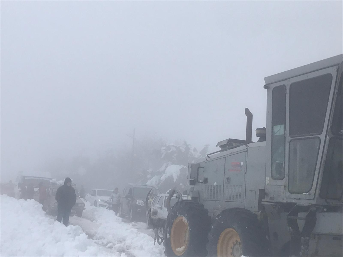 Adana'da kardan kapanan yollarda çalışma yapılıyor