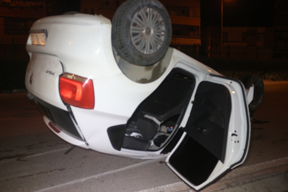 Adana'da kaza yapan otomobilin sürücüsü olay yerinden kaçtı