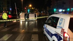 ADANA (AA) – Adana'da polis ekiplerinden otomobille kaçmaya çalışan 2