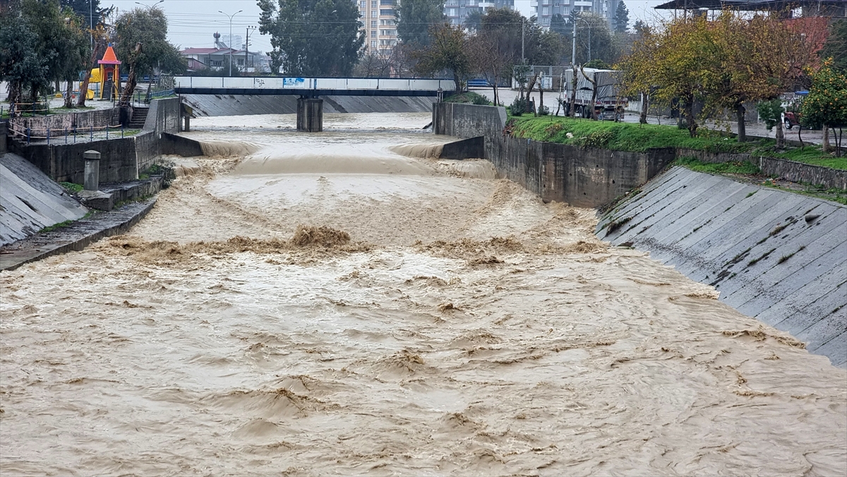 Adana'da sağanak tarım alanlarında su baskınına yol açtı