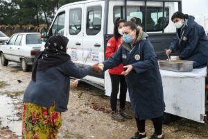 ADANA (AA) – Adana'da, sağanak nedeniyle çadırları zarar gören tarım