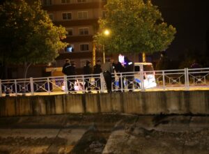 ADANA (AA) – Adana'da sulama kanalına girerek elindeki bıçakla polise