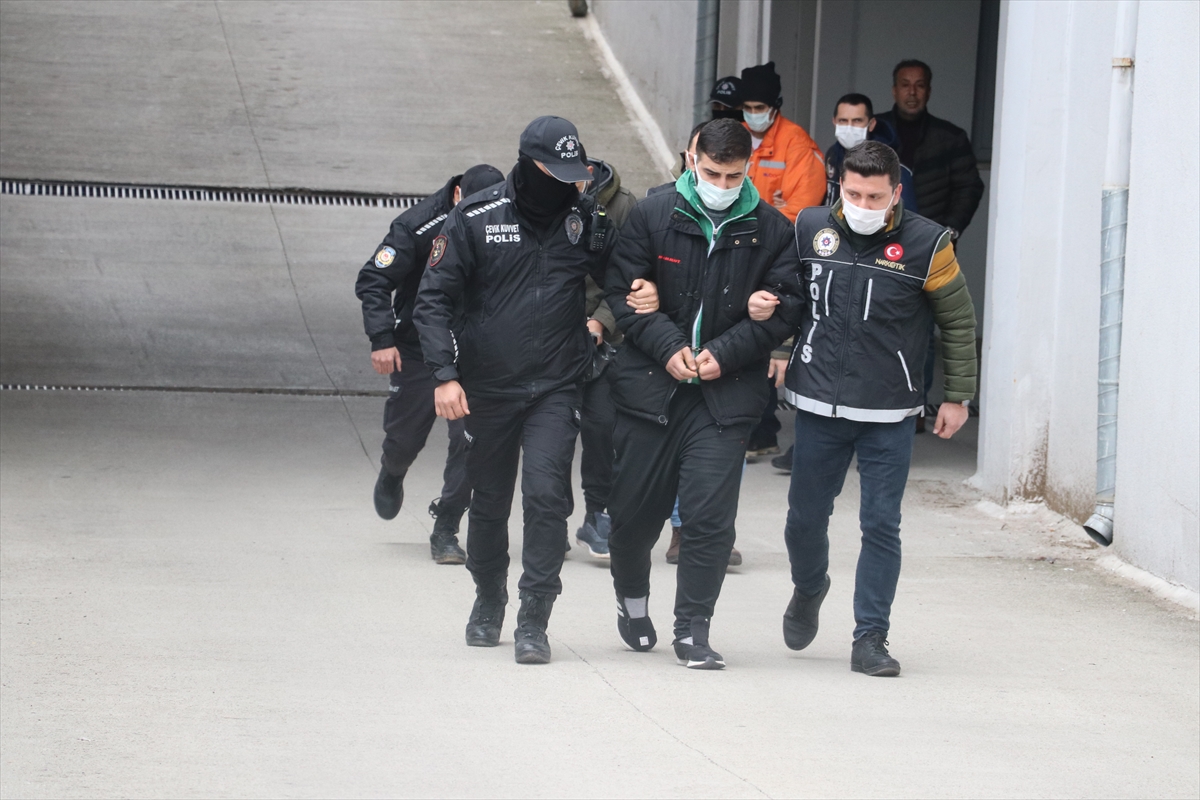 Adana'da uyuşturucu operasyonunda yakalanan 4 zanlıdan 2'si tutuklandı