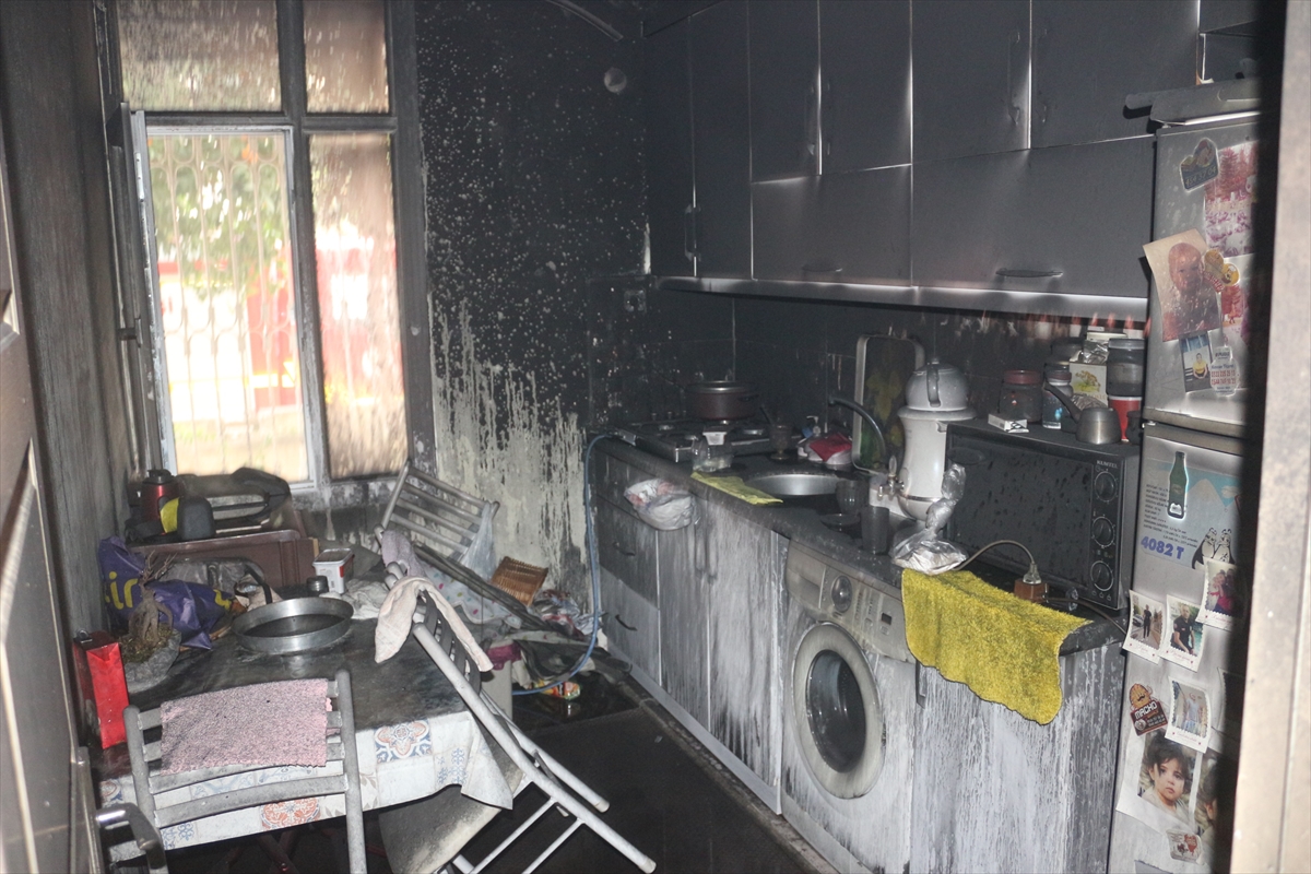 ADANA (AA) – Adana'nın merkez Seyhan ilçesinde, yangın çıkan evde