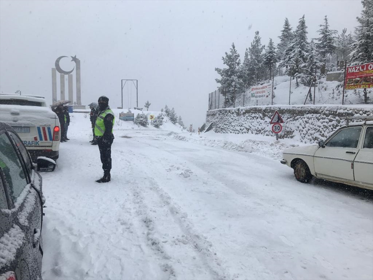 Adana'nın yüksek kesimlerinde kar yağışı etkili oluyor