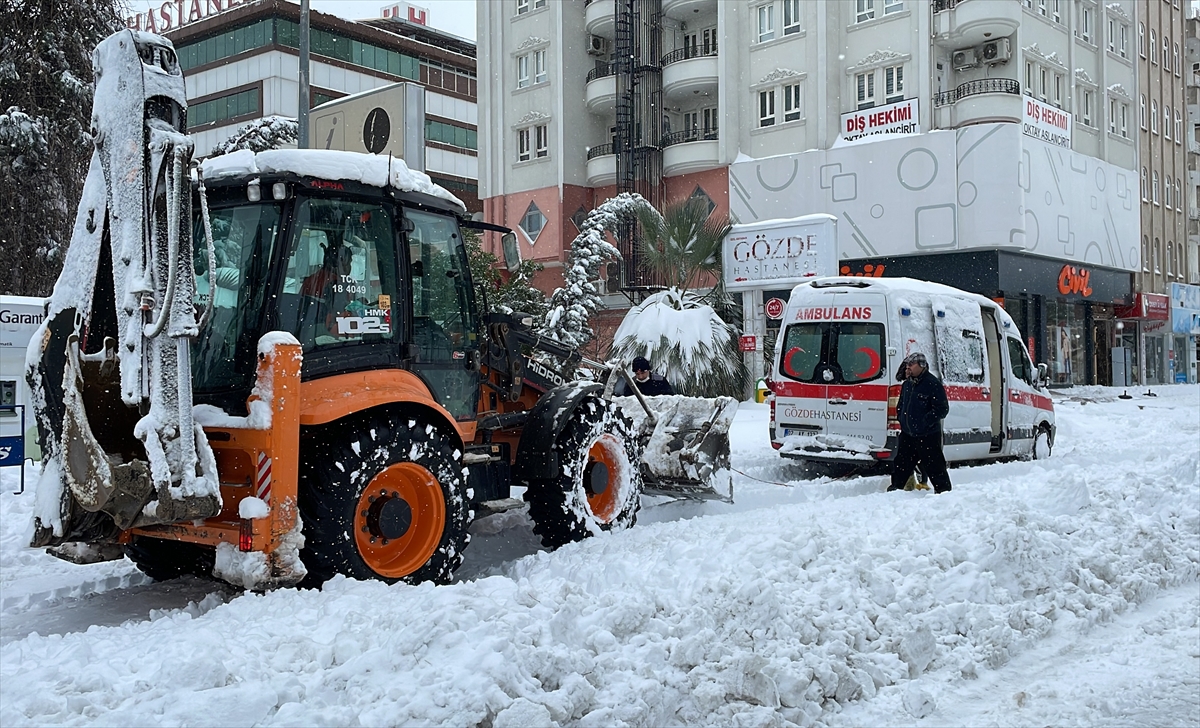 Kahramanmaraş'ta kar kalınlığı 55, Adıyaman'da 50 santimetre ölçüldü