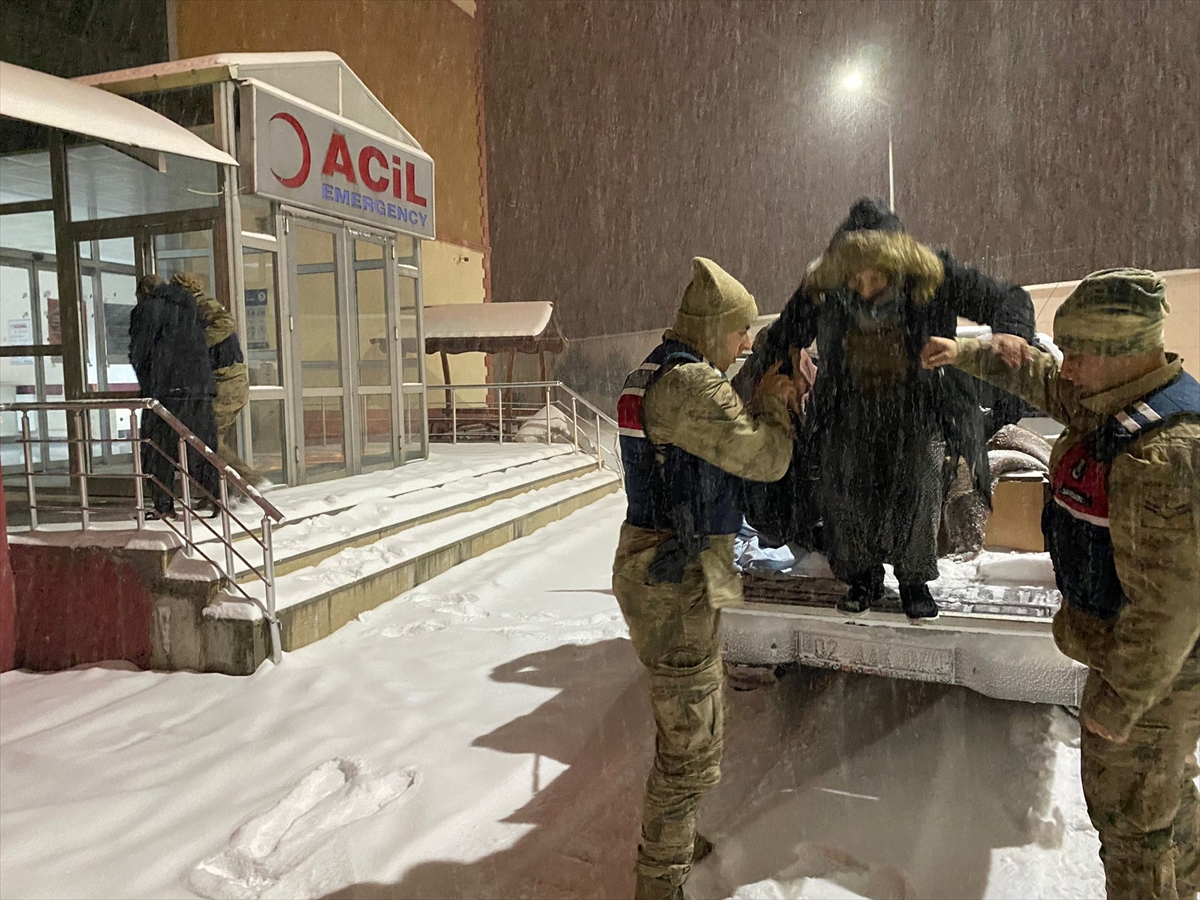 Adıyaman'da kar yağışı nedeniyle yolda mahsur kalan 10 kişiyi jandarma kurtardı