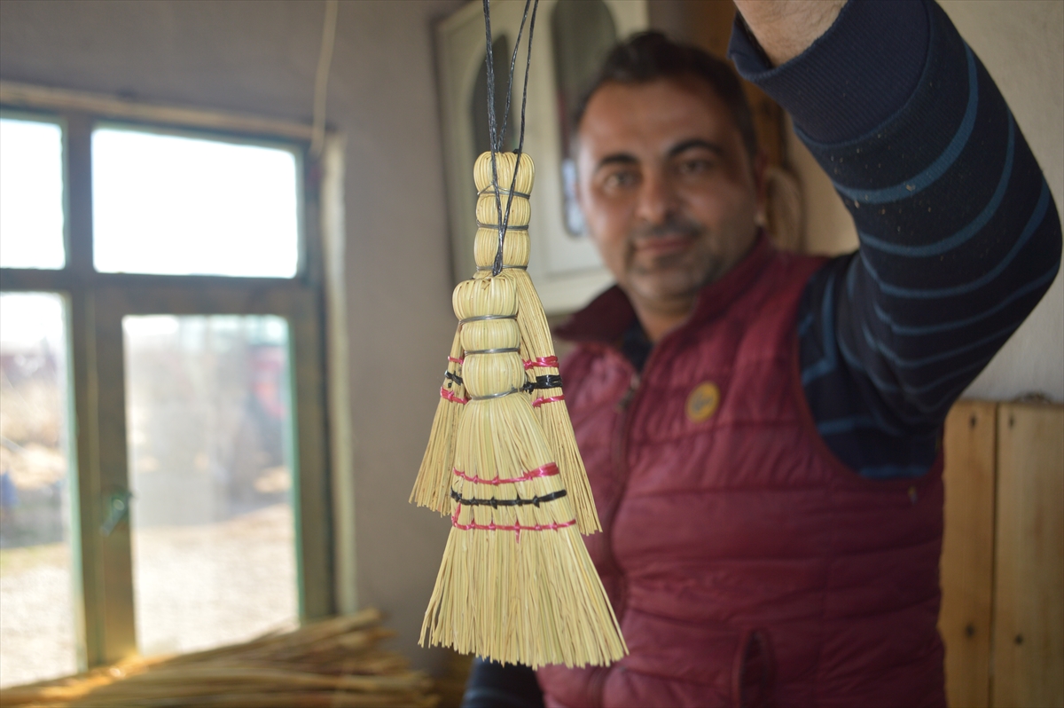 Afyonkarahisar'da iki aile geçimlerini ot süpürge üretiminden sağlıyor