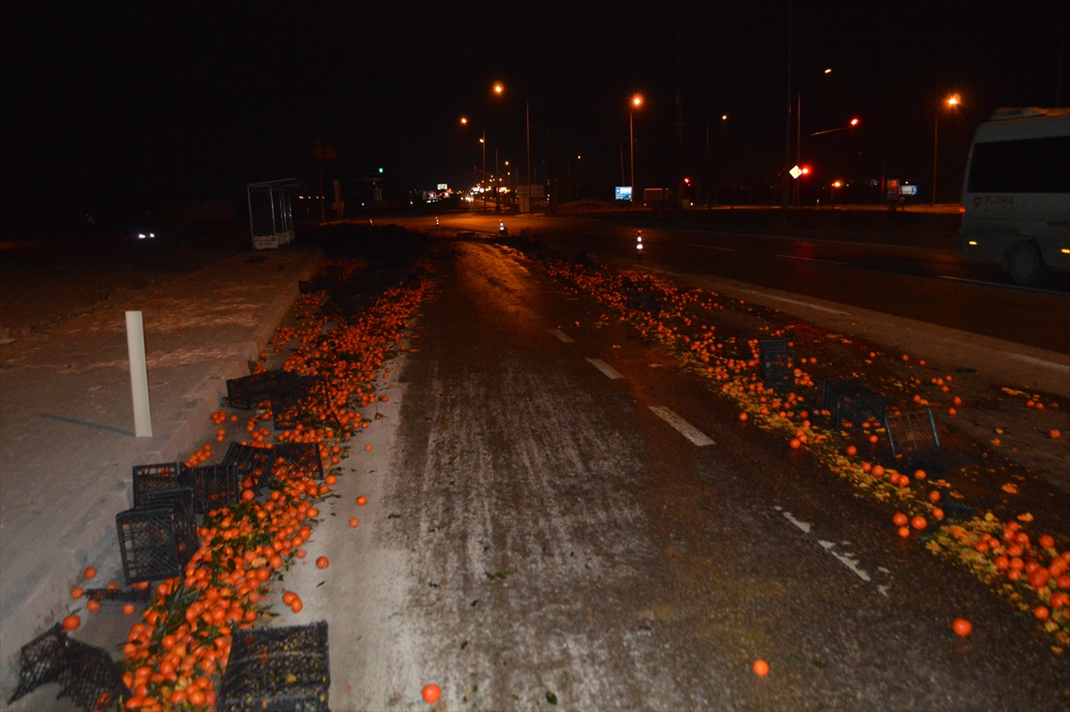 Afyonkarahisar'da yola saçılan mandalinalar trafiği aksattı