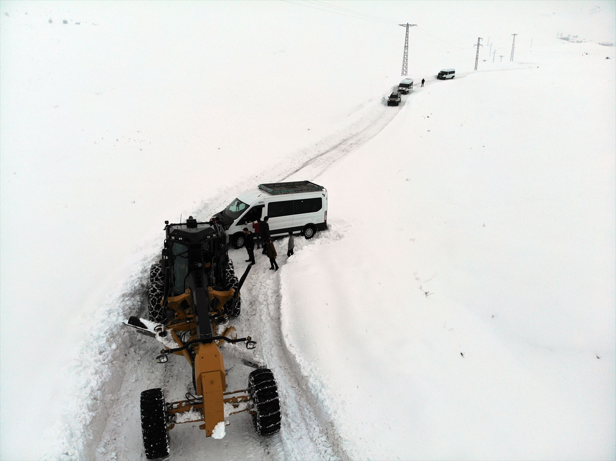 Ağrı'da kar ve tipi nedeniyle köy yolunda mahsur kalan 45 kişi kurtarıldı