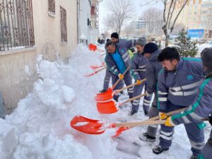AKSARAY (AA) – Aksaray Belediyesince, kar yağışının ardından cadde ve