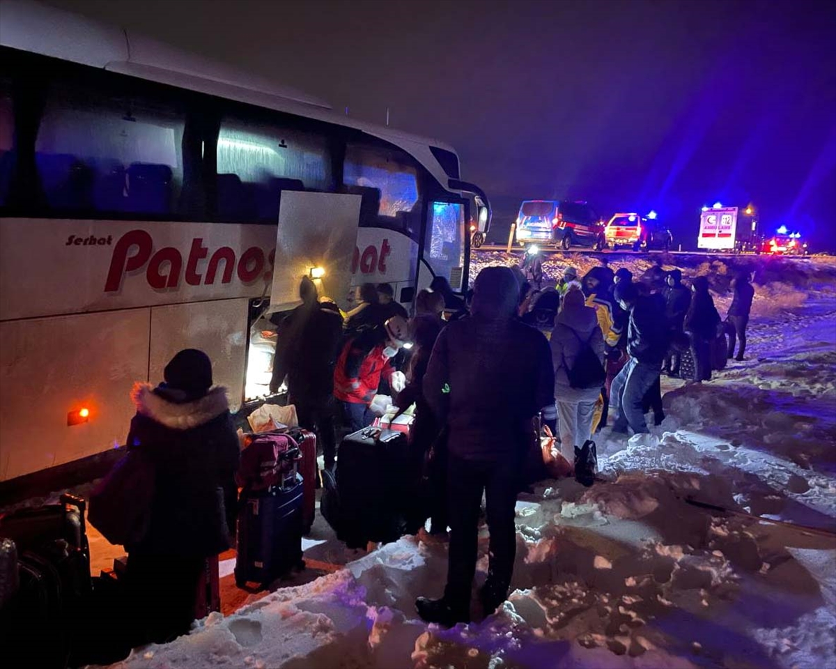 Aksaray'da yolcu otobüsünün şarampole düştüğü kazada 4 kişi yaralandı