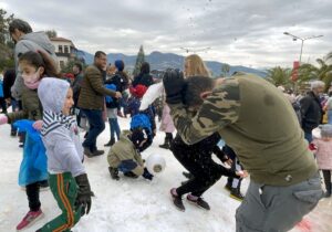 ANTALYA (AA) – Antalya'nın Alanya ilçesinde çocuklar, belediye ekiplerince yüksek