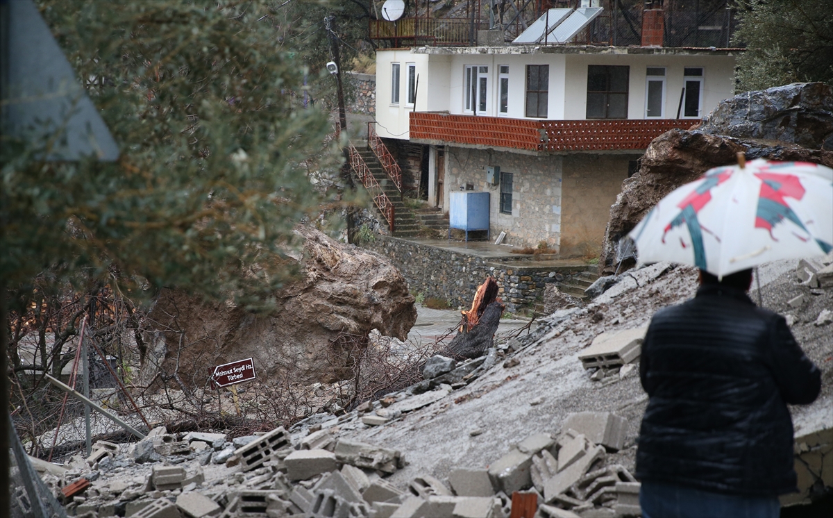 Alanya'da dağdan kopan kaya parçaları 3 katlı evi yıktı