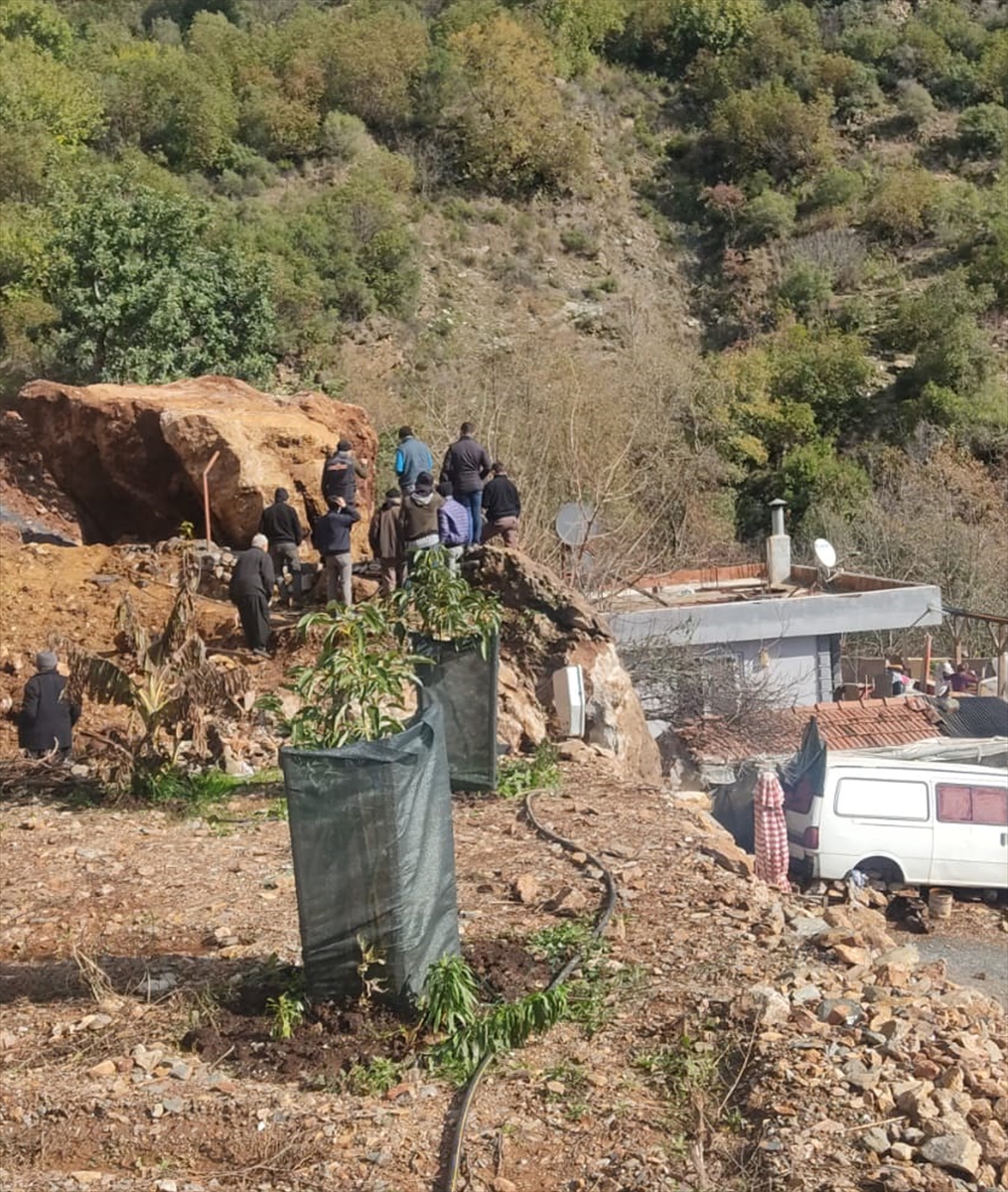 Alanya'da yamaçtan kopan kaya parçaları ev ve arabaya zarar verdi