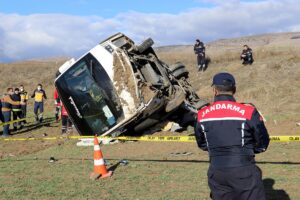 AMASYA (AA) – Amasya'da sporcuları taşıyan minibüsün devrilmesi sonucu bir